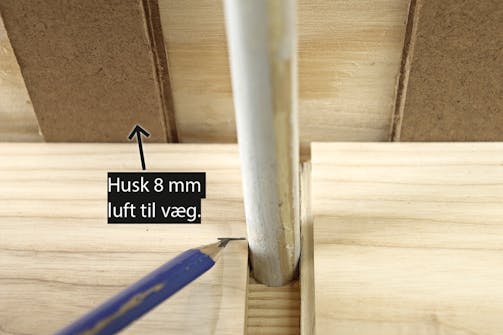 Tværgående samling mellem to brædder: Gælder det kun et enkelt rør, og kan man planlægge brædderne, så der er en samling, kan der streges op, hvor to brædder mødes ende mod ende Tværgående samling mellem to brædder: Gælder det kun et enkelt rør, og kan man planlægge brædderne, så der er en samling, kan der streges op, hvor to brædder mødes ende mod ende